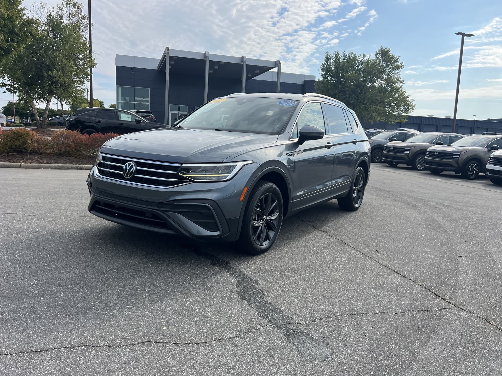 2022 Volkswagen Tiguan SE — photo 1 of 28