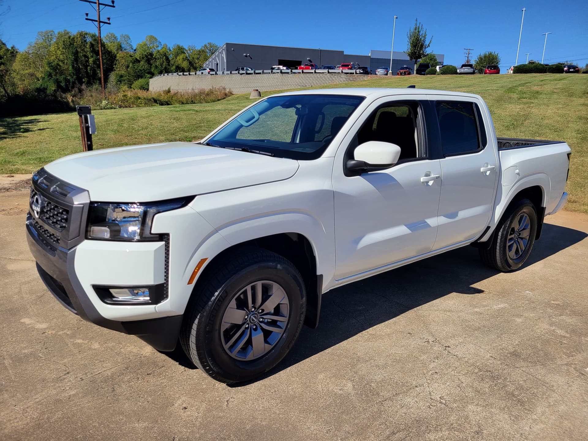 2025 Nissan Frontier SV — photo 1 of 31