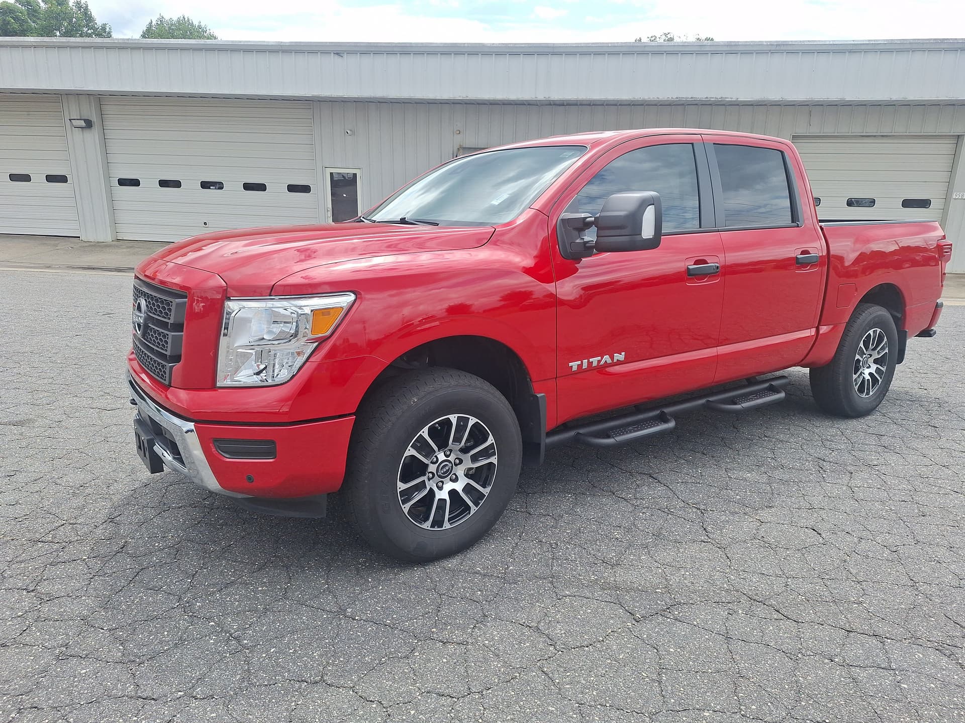 2024 Nissan Titan SV — photo 1 of 33