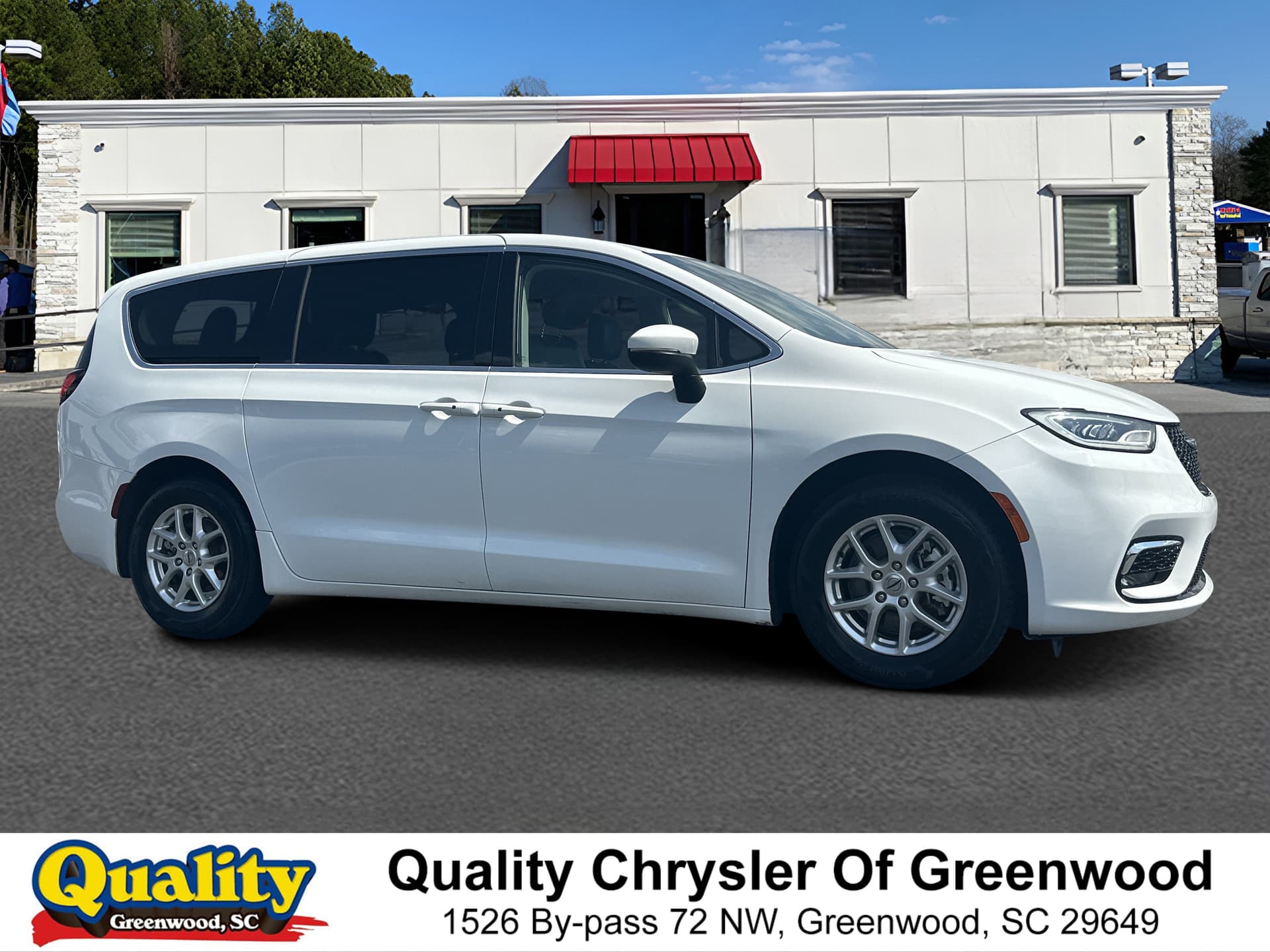 2023 Chrysler Pacifica Touring L — photo 1 of 29