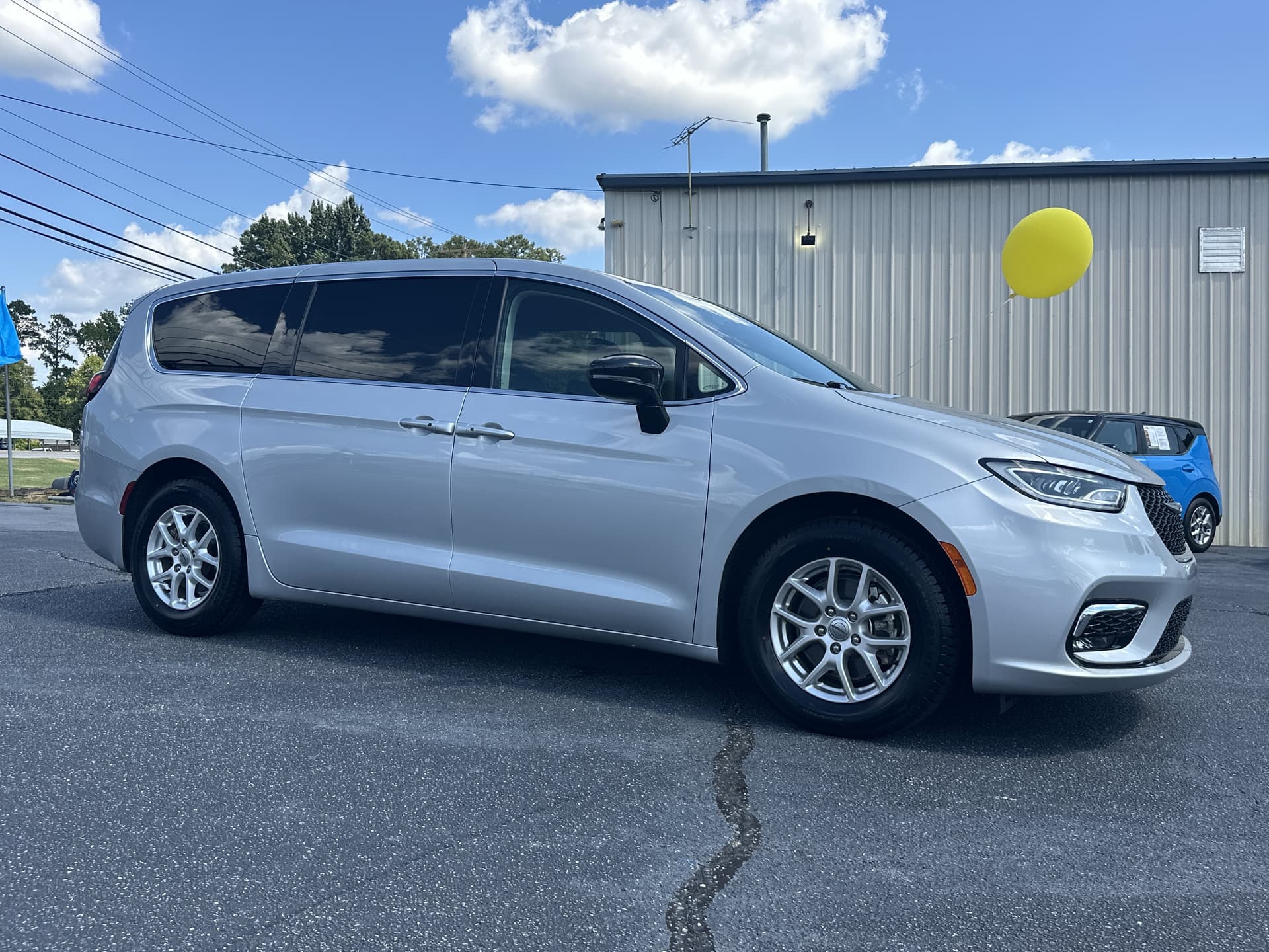 2024 Chrysler Pacifica Touring L — photo 1 of 8