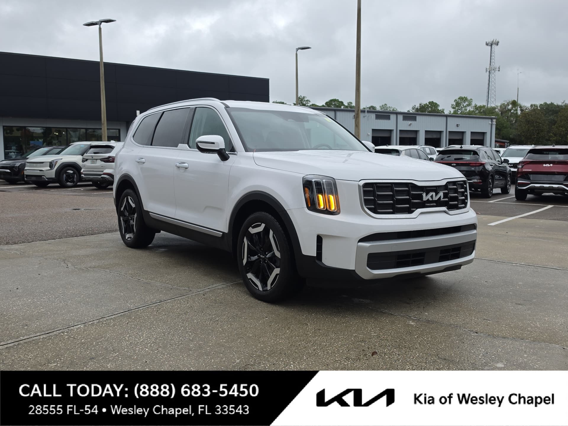 2024 Kia Telluride S — photo 1 of 32