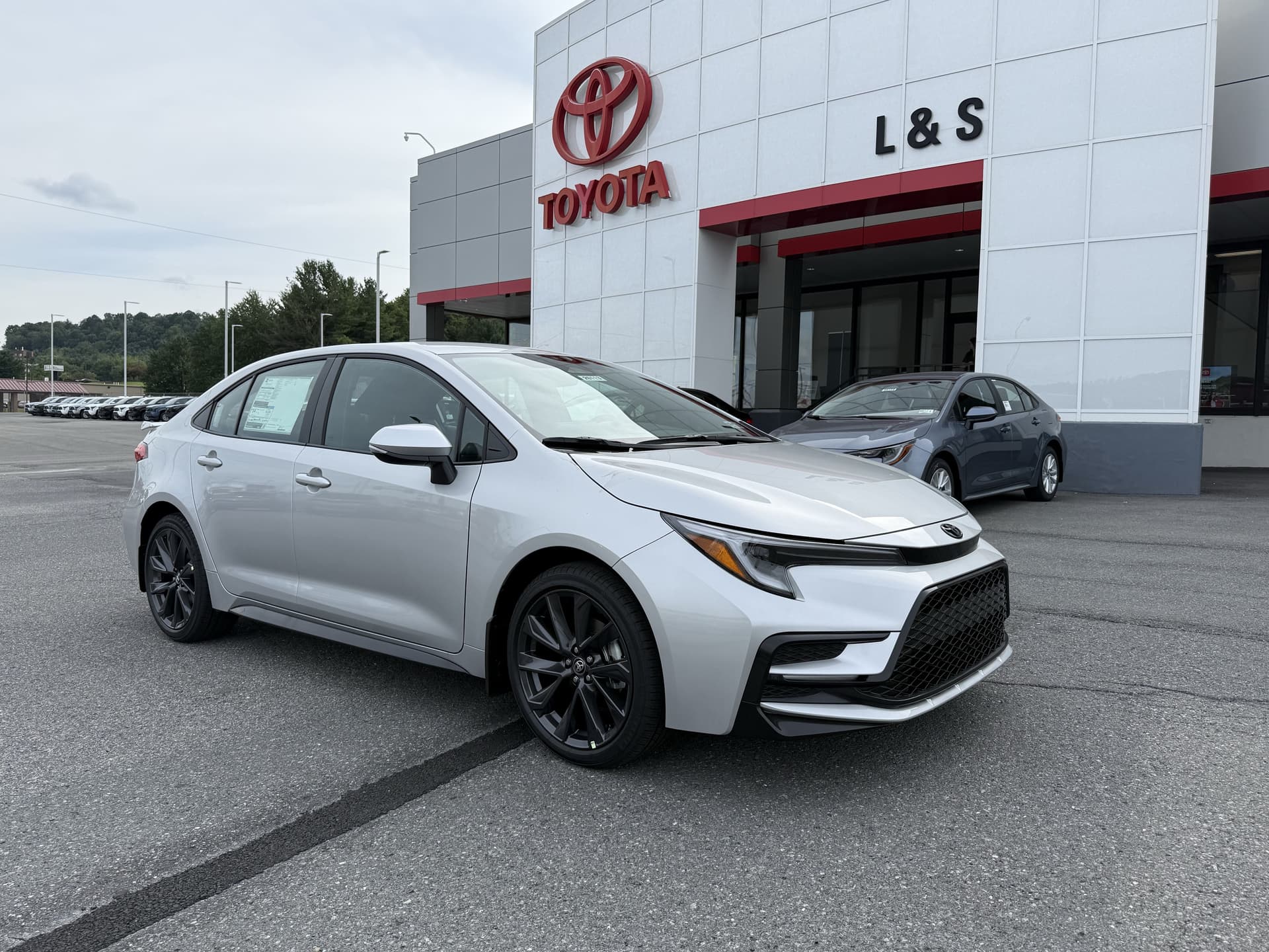 2026 Toyota Corolla SE — photo 1 of 33