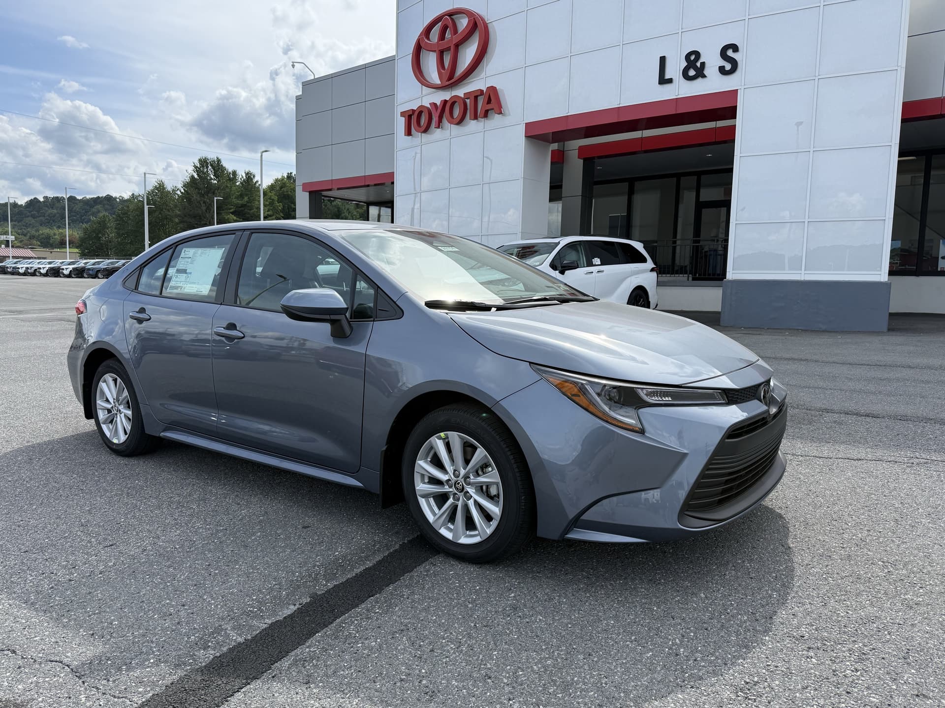 2026 Toyota Corolla LE — photo 1 of 33