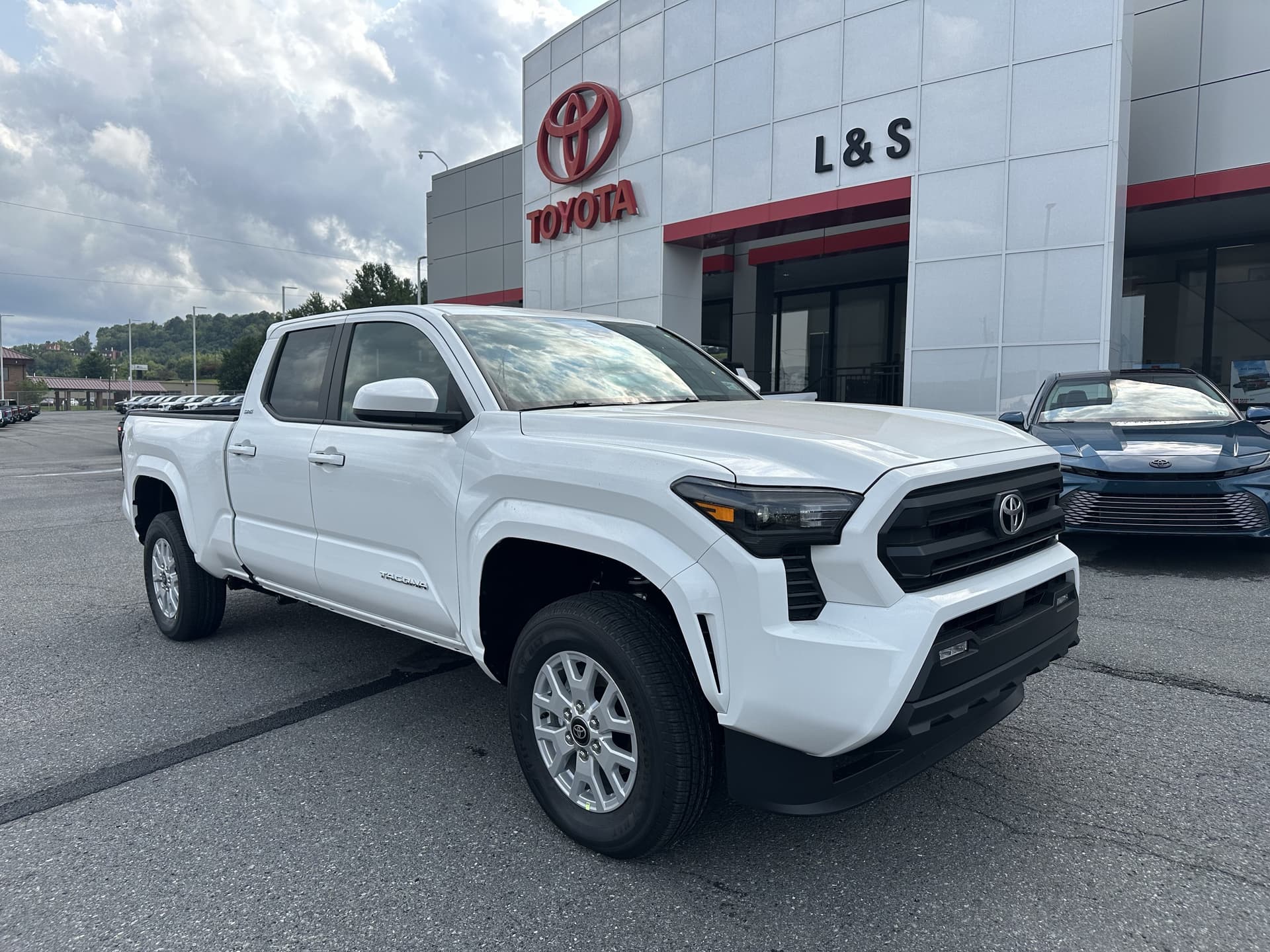 2026 Toyota Tacoma SR5 — photo 1 of 32