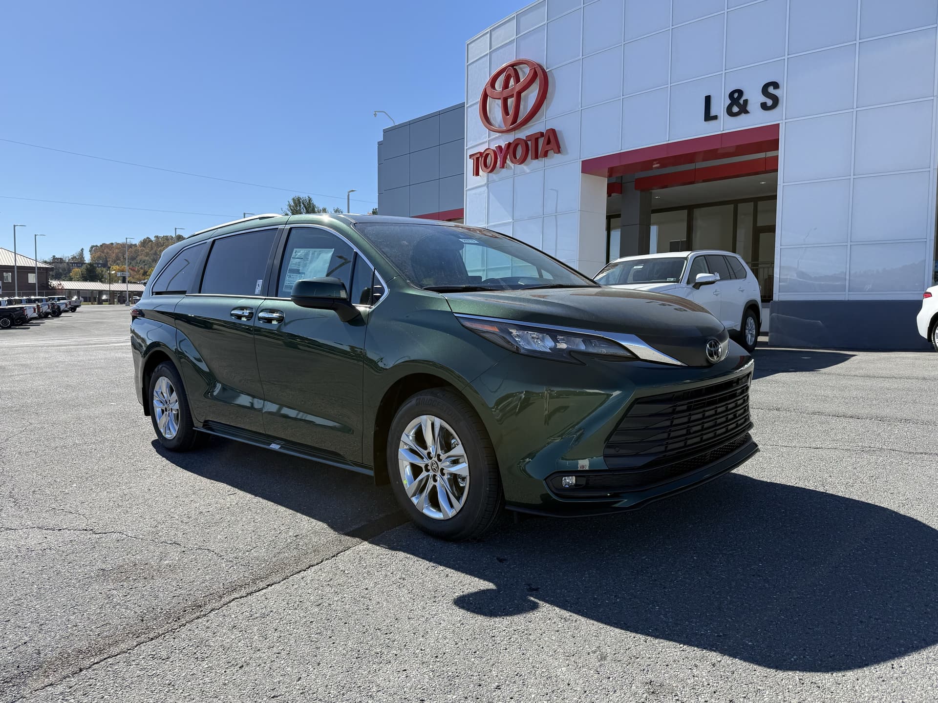 2026 Toyota Sienna XLE — photo 1 of 33