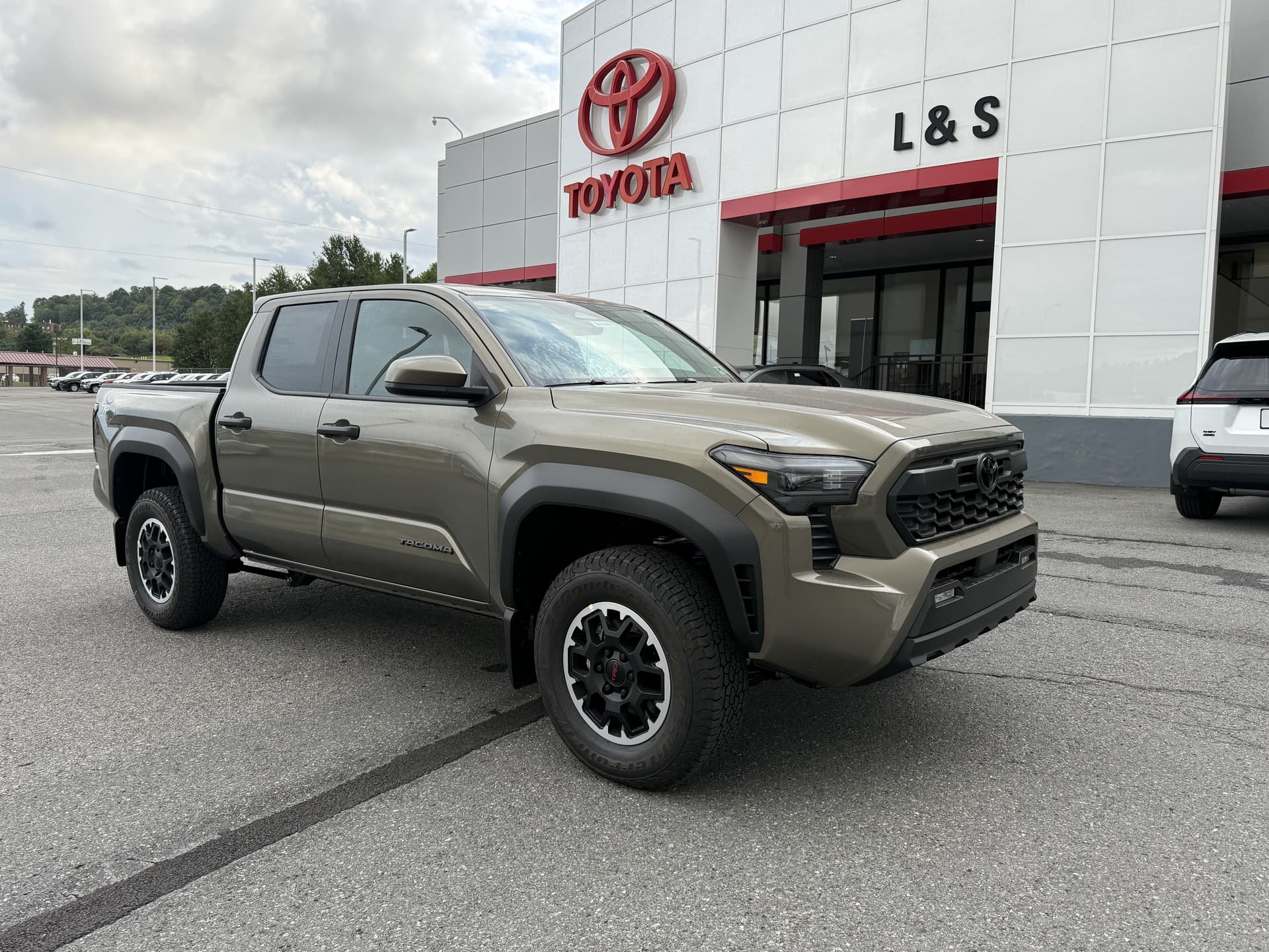 2026 Toyota Tacoma 4WD TRD Off Road — photo 1 of 33