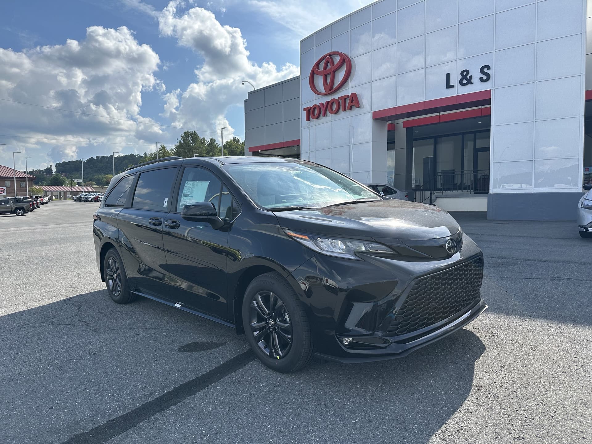2026 Toyota Sienna XSE — photo 1 of 33