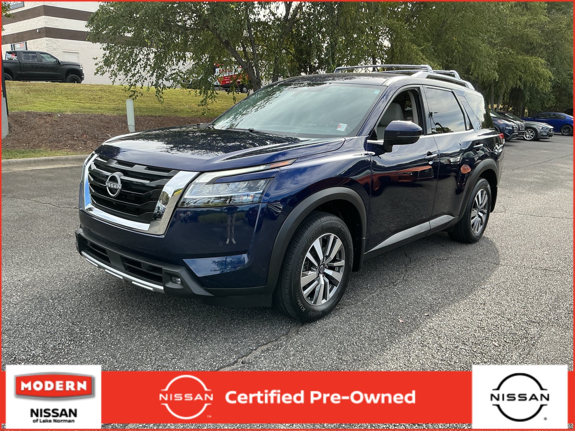 2022 Nissan Pathfinder SL — photo 1 of 28