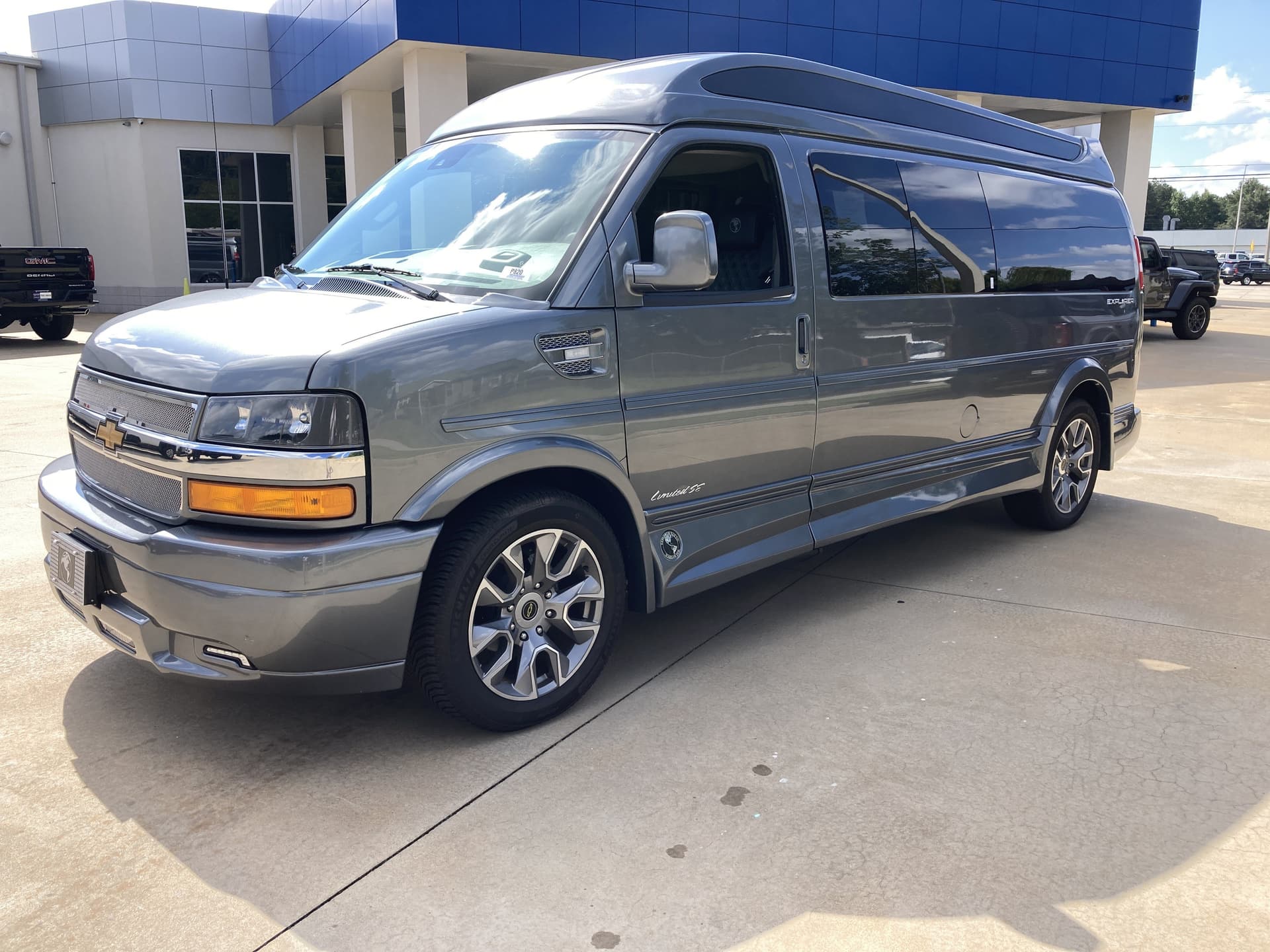 2025 Chevrolet Express Cargo Van Base — photo 1 of 5