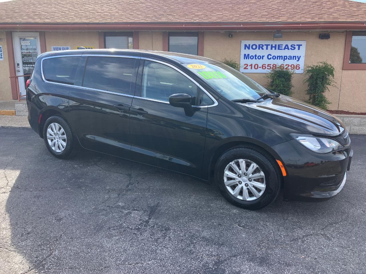2021 Chrysler Voyager L — photo 1 of 41