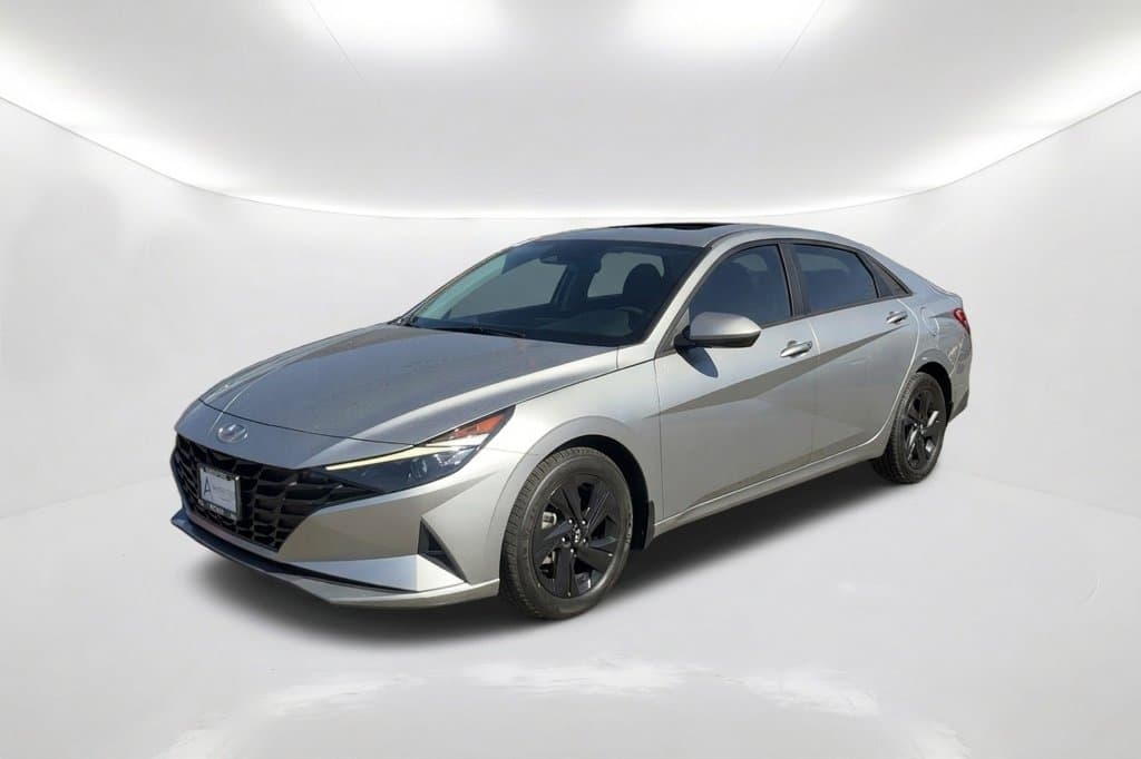 2023 Hyundai Elantra SEL — photo 1 of 22