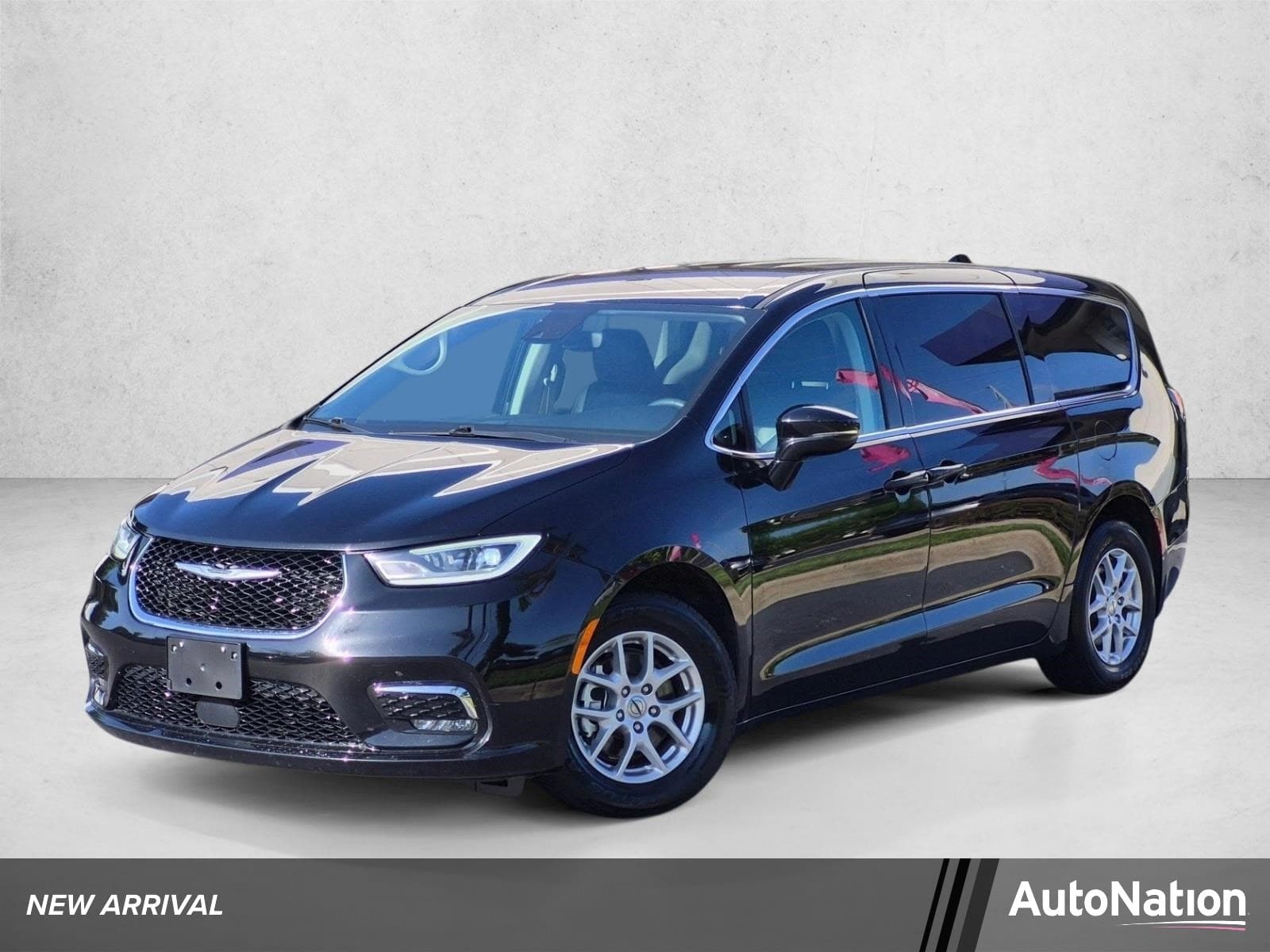 2024 Chrysler Pacifica Touring L — photo 1 of 24