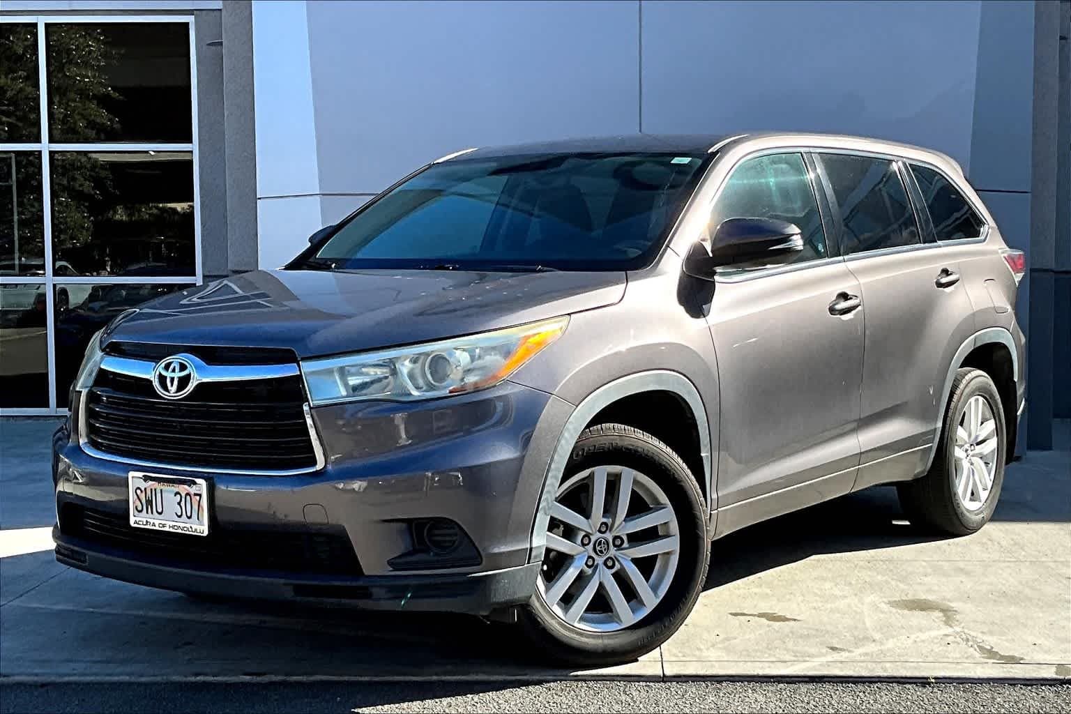 2016 Toyota Highlander LE — photo 1 of 34