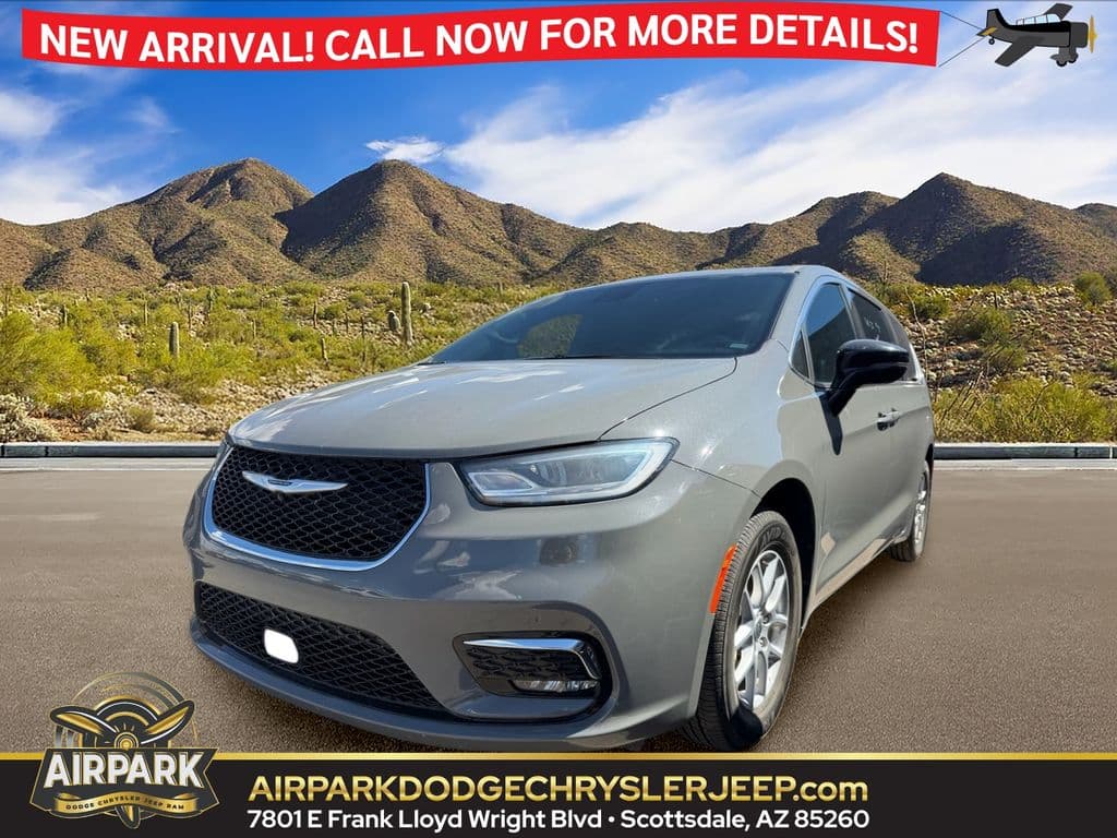 2025 Chrysler Pacifica Select — photo 1 of 14