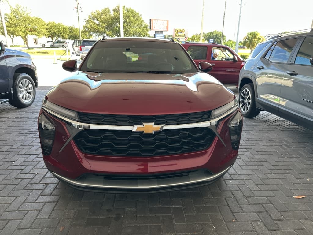 2025 Chevrolet Trax LT — photo 1 of 7