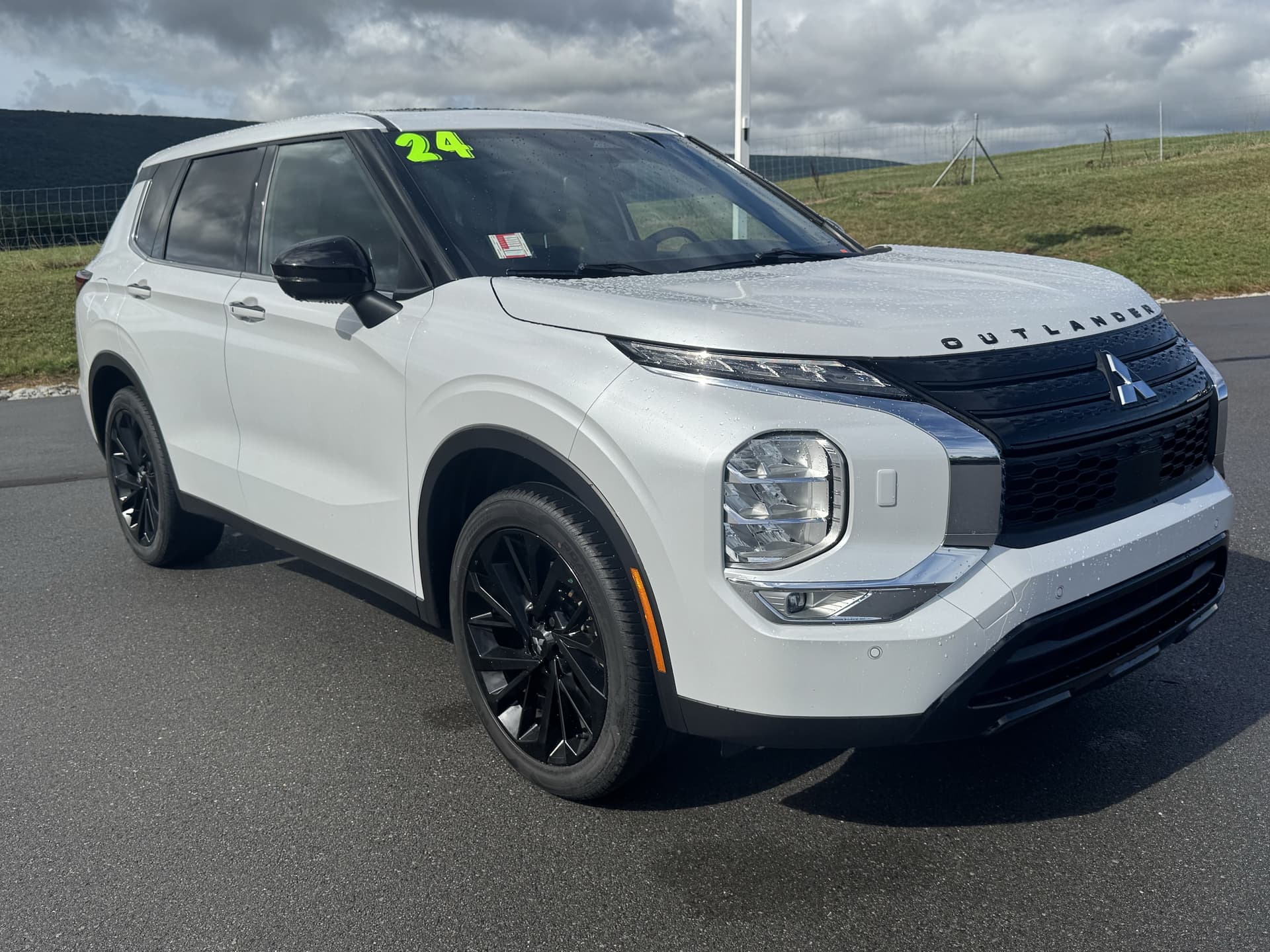 2024 Mitsubishi Outlander SE Black Edition — photo 1 of 32