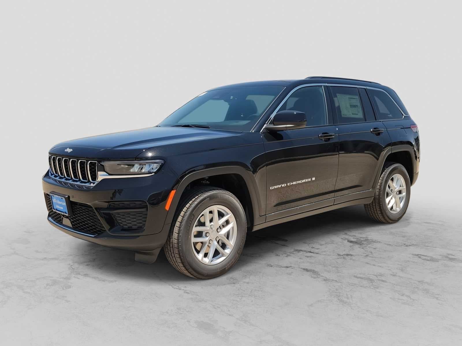 2026 Jeep Grand Cherokee LAREDO X 4X4 — photo 1 of 34