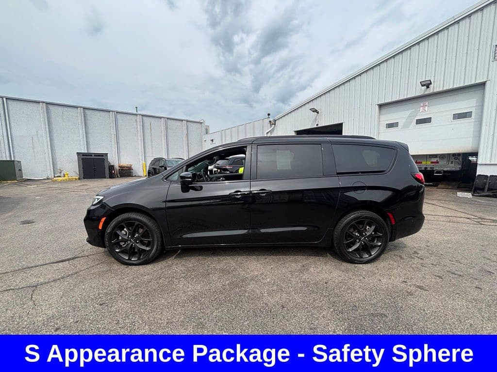 2023 Chrysler Pacifica Touring L — photo 1 of 5
