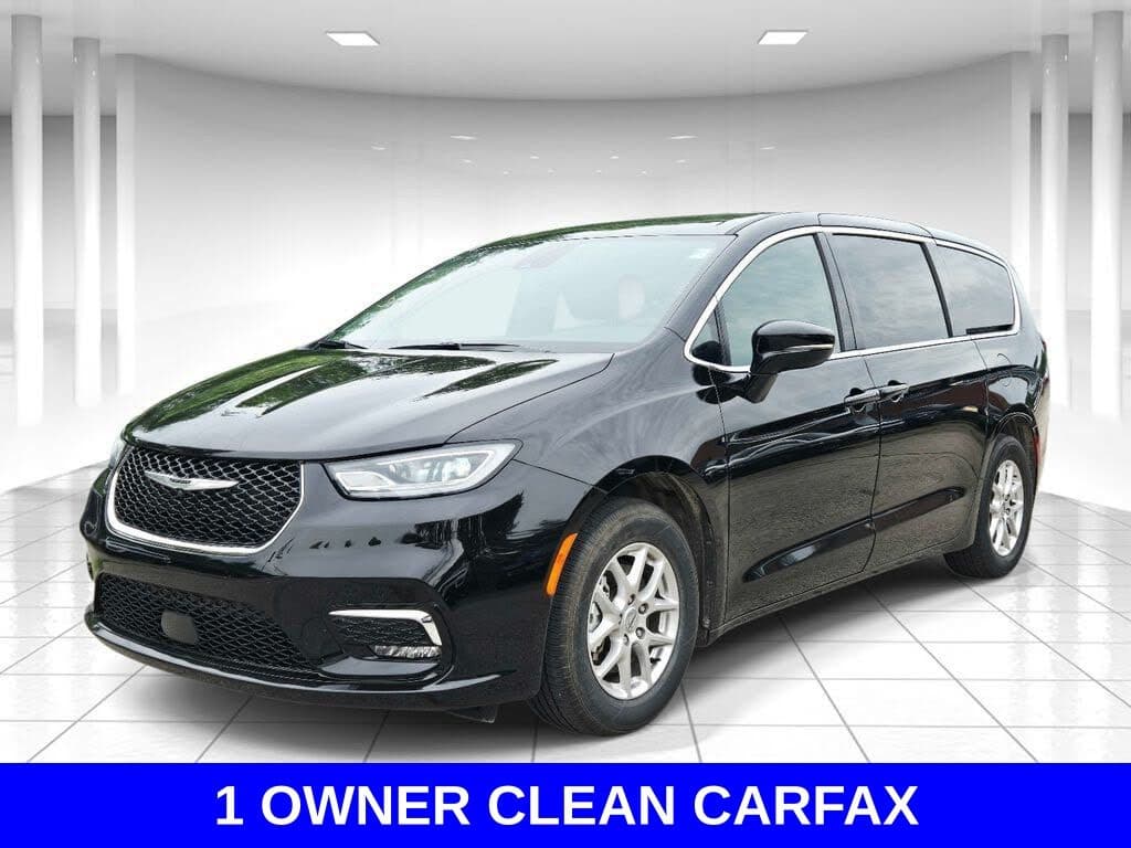 2025 Chrysler Pacifica Select — photo 1 of 8