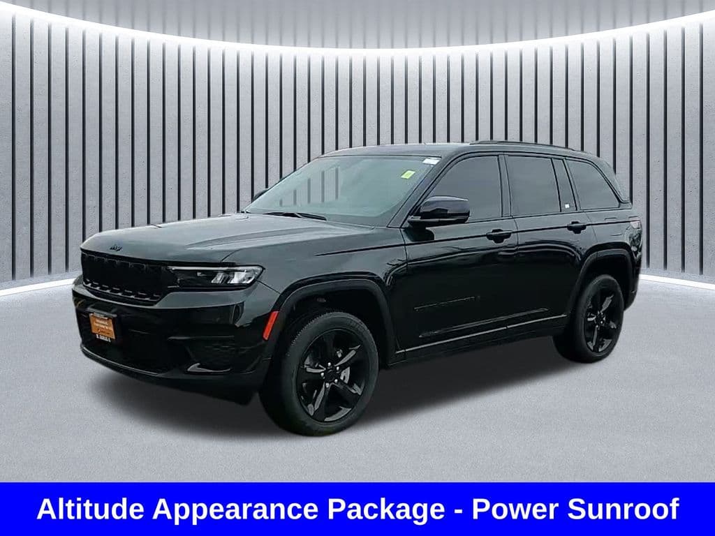 2022 Jeep Grand Cherokee Laredo — photo 1 of 24