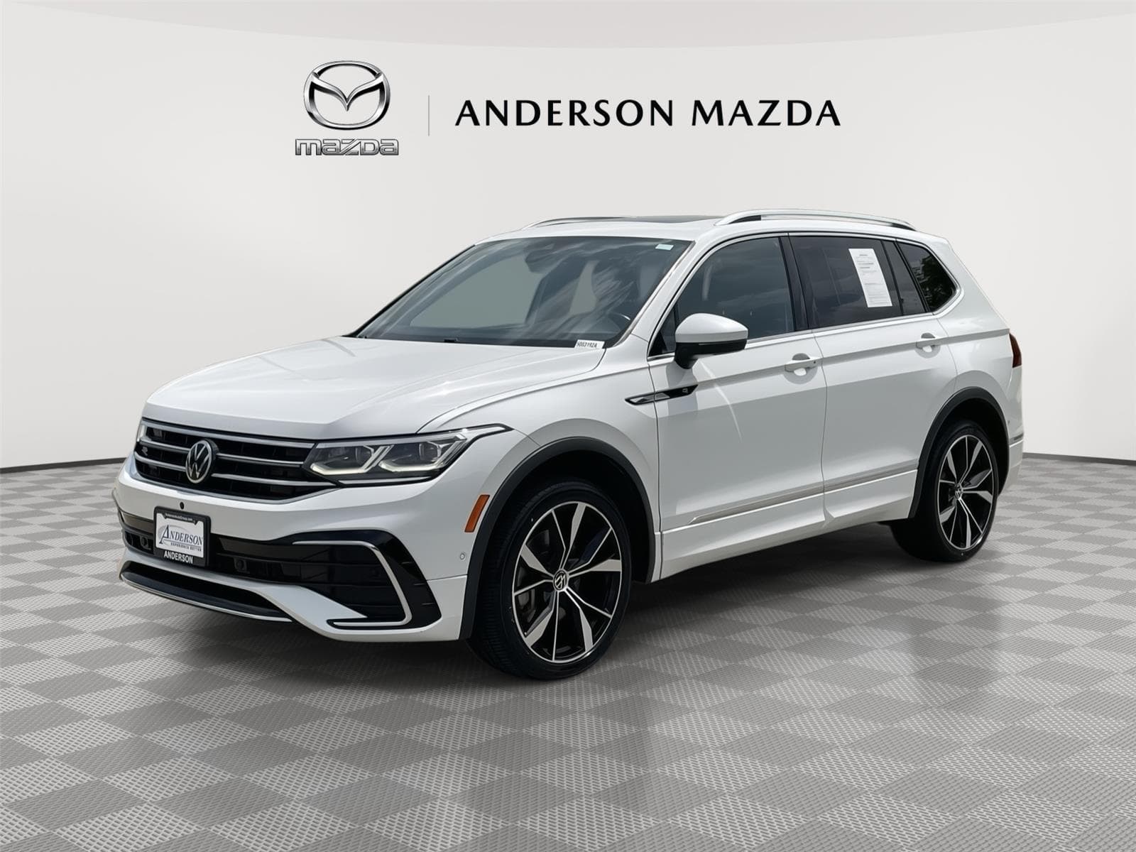 2022 Volkswagen Tiguan SEL R-Line — photo 1 of 41