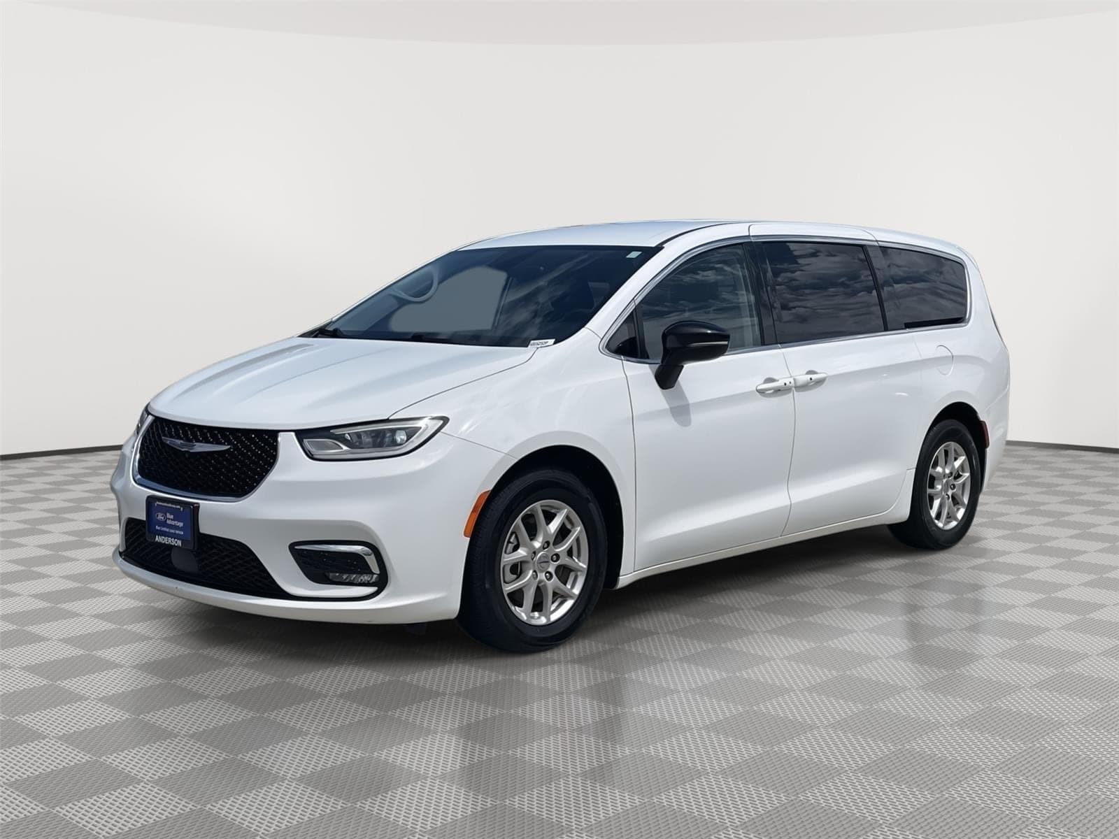 2024 Chrysler Pacifica Touring L — photo 1 of 39