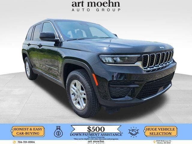 2023 Jeep Grand Cherokee Laredo — photo 1 of 33