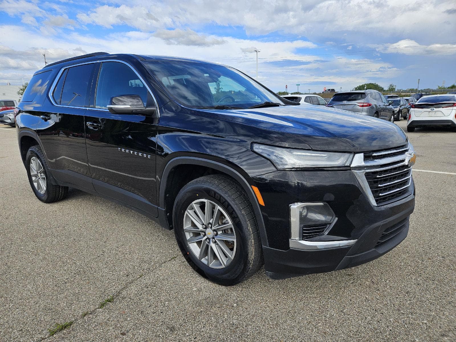 2023 Chevrolet Traverse Base — photo 1 of 40