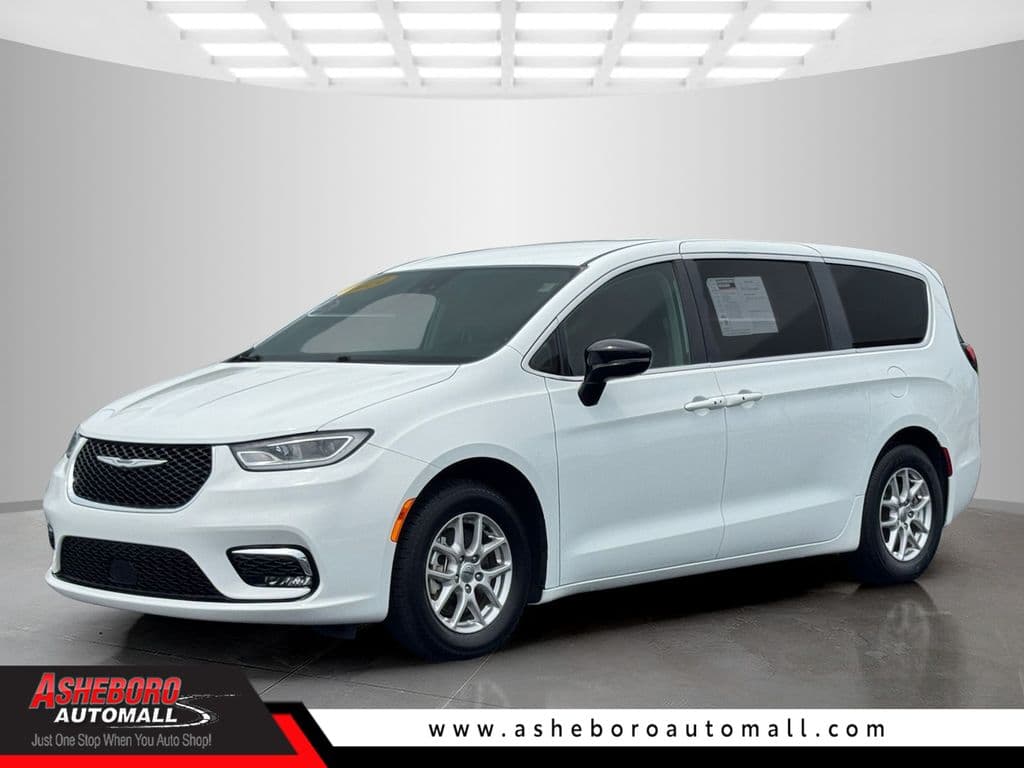 2024 Chrysler Pacifica Touring L — photo 1 of 24