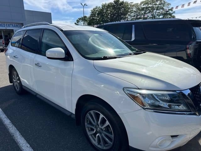 2013 Nissan Pathfinder SV — photo 1 of 4