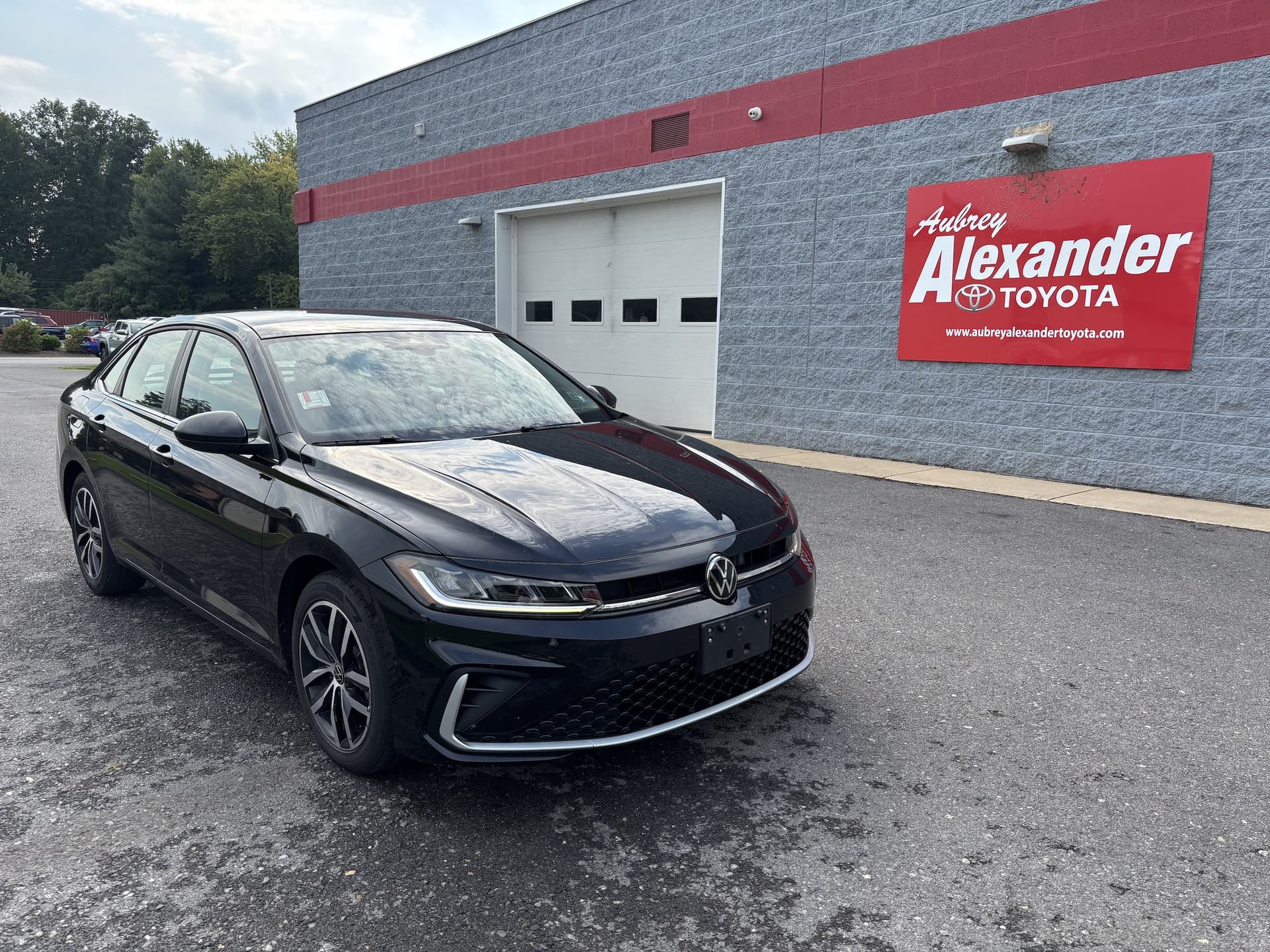 2025 Volkswagen Jetta SE — photo 1 of 30