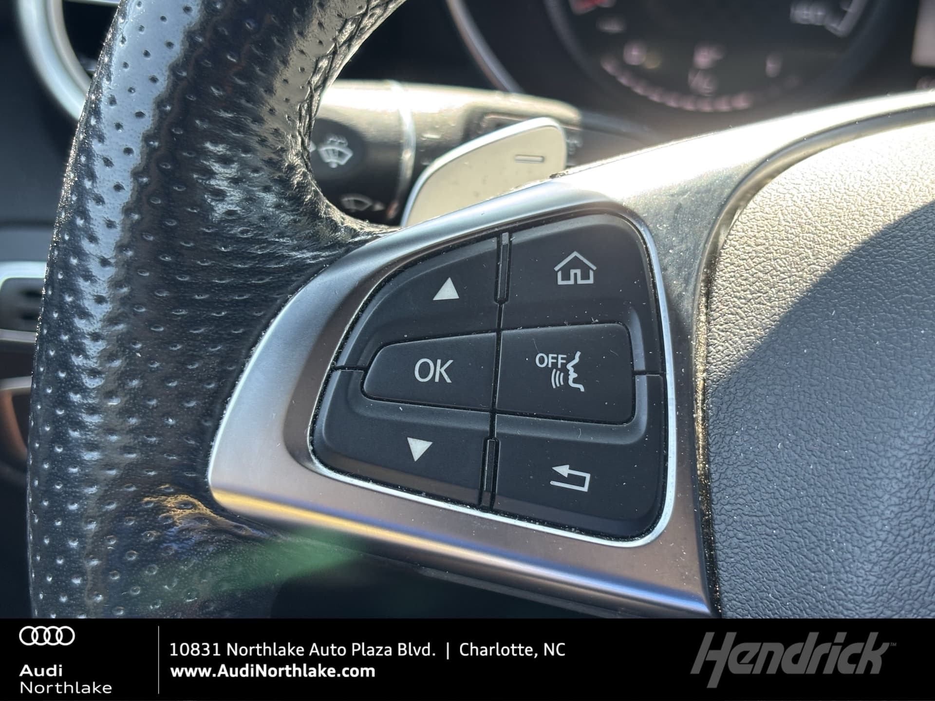 2017 Mercedes-Benz GLC Base — photo 1 of 38