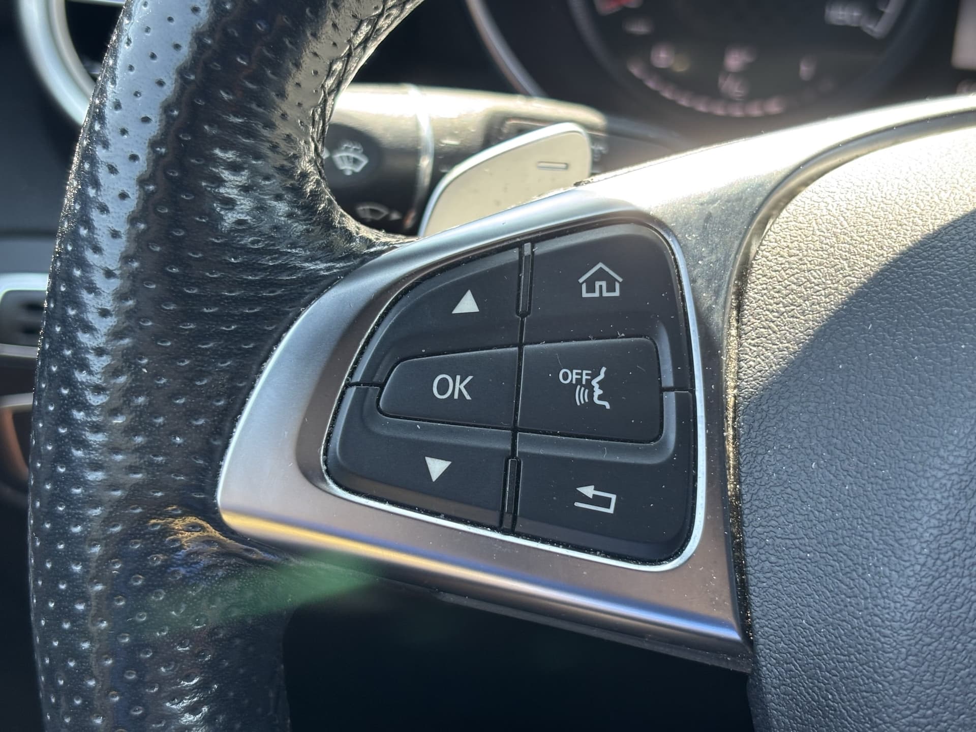2017 Mercedes-Benz GLC Base — photo 1 of 9
