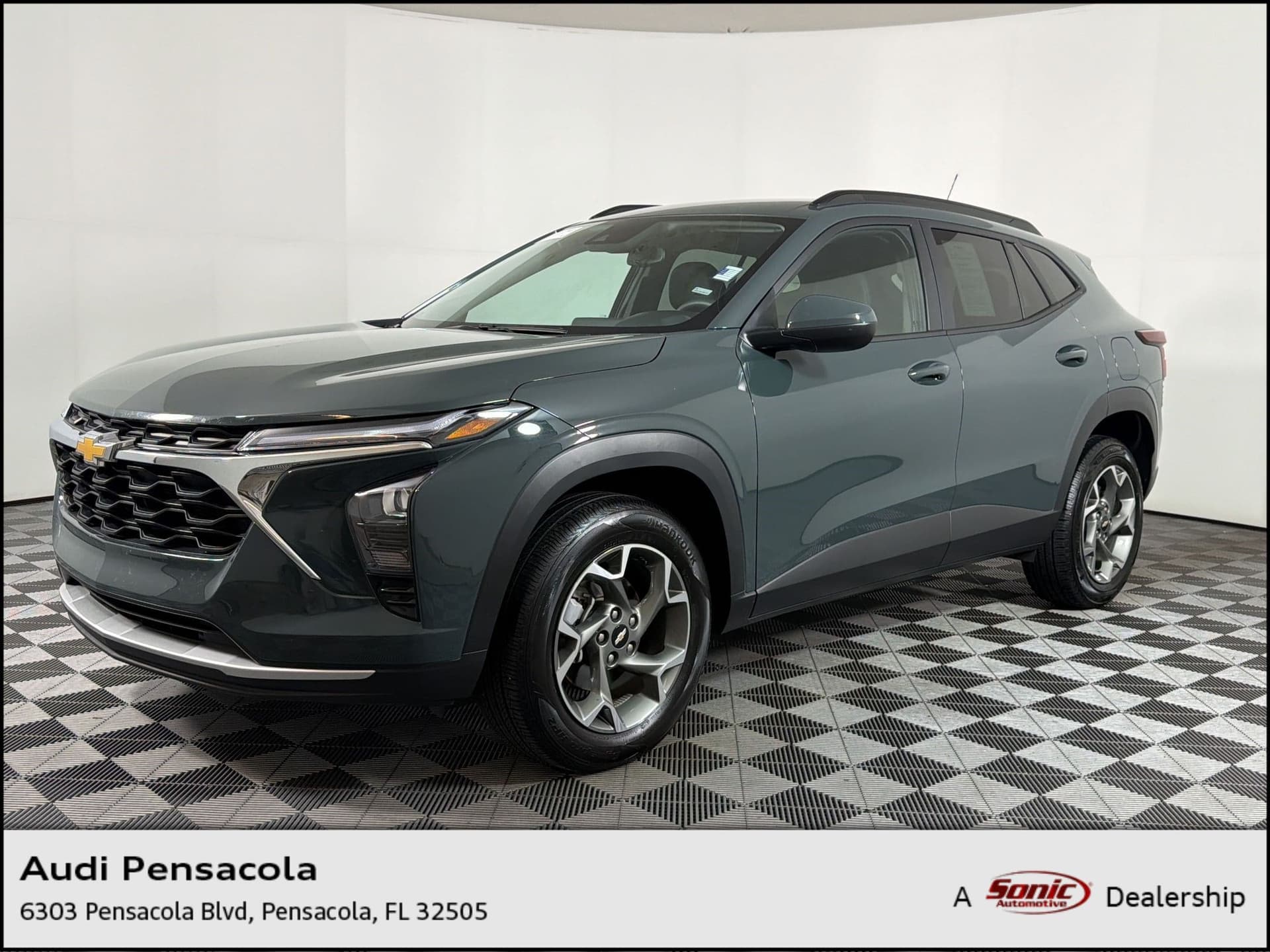 2025 Chevrolet Trax LT — photo 1 of 29