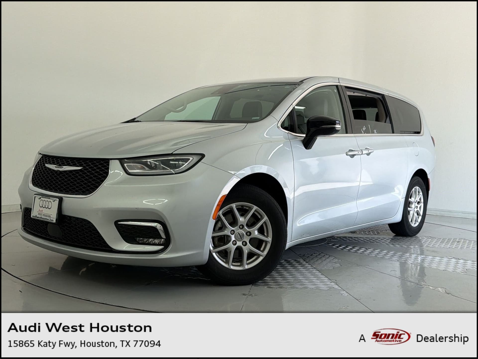 2024 Chrysler Pacifica Touring L — photo 1 of 29