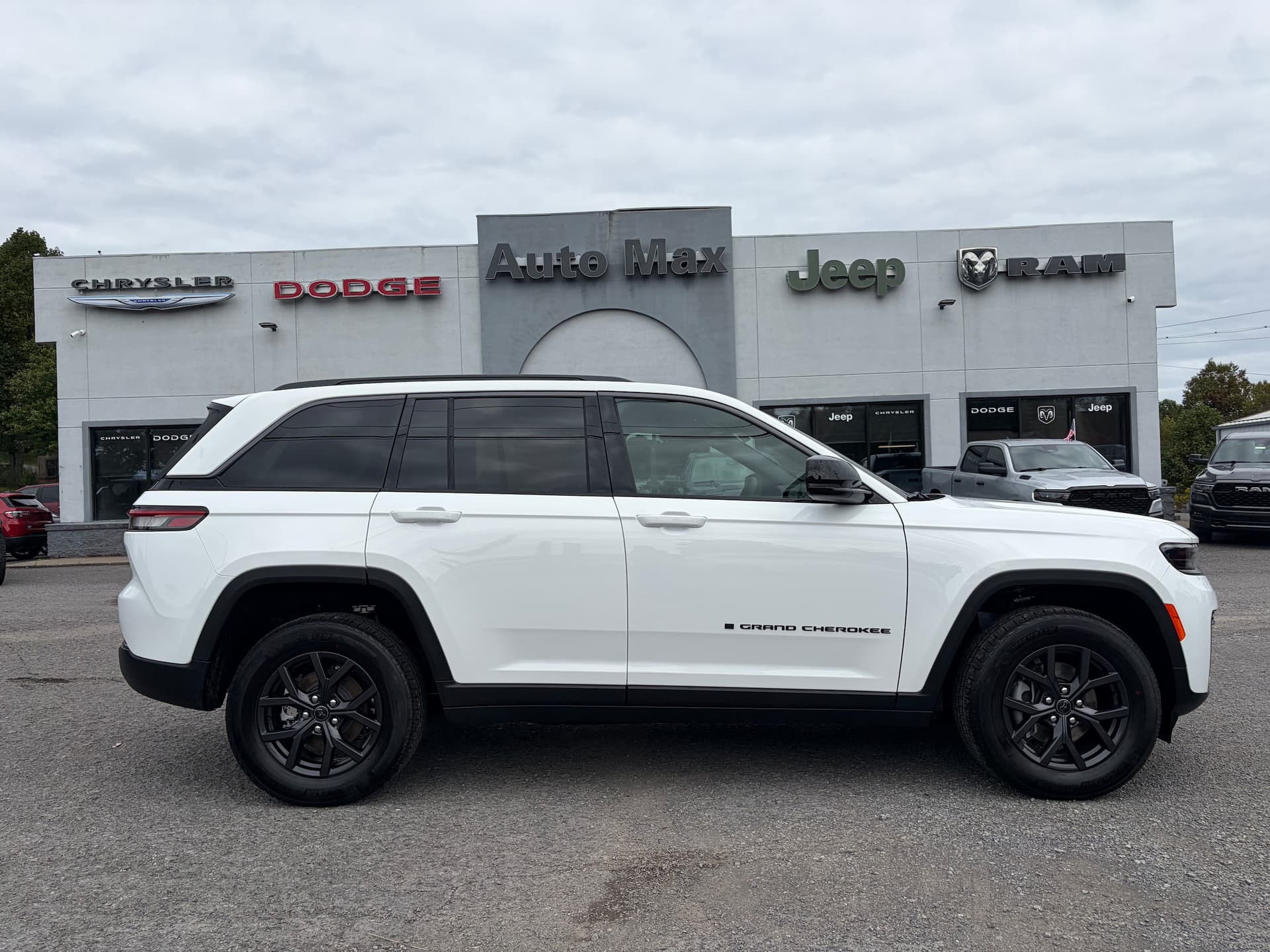 2027 Jeep Grand Cherokee Laredo — photo 1 of 28