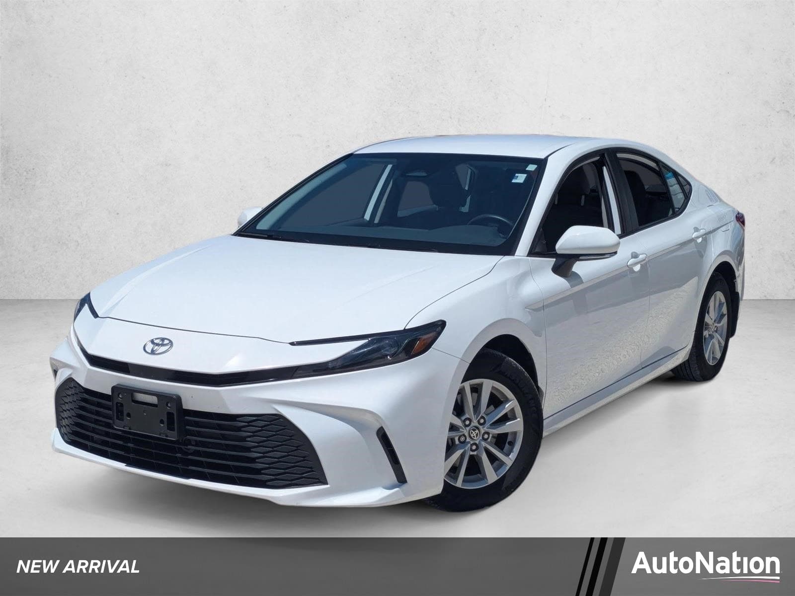 2025 Toyota Camry LE — photo 1 of 16