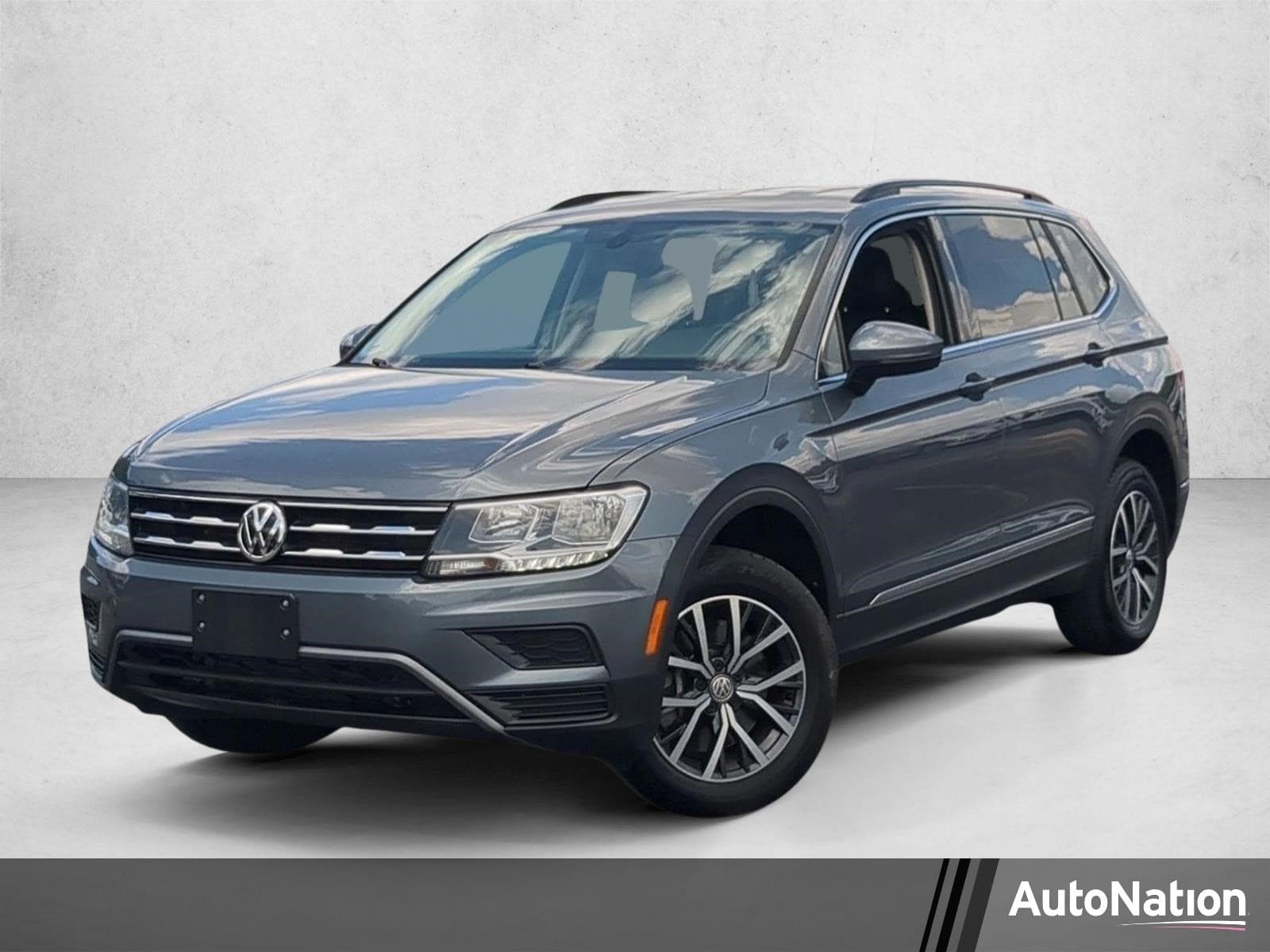 2020 Volkswagen Tiguan SE — photo 1 of 23