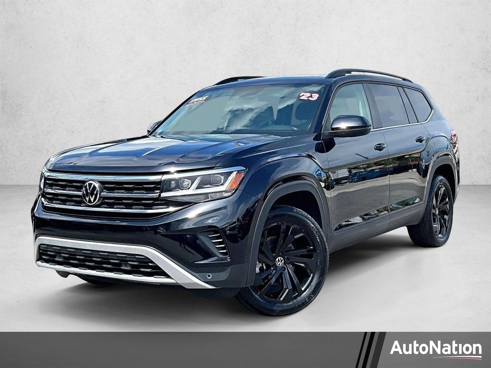 2023 Volkswagen Atlas 3.6L V6 SE w/Technology — photo 1 of 30