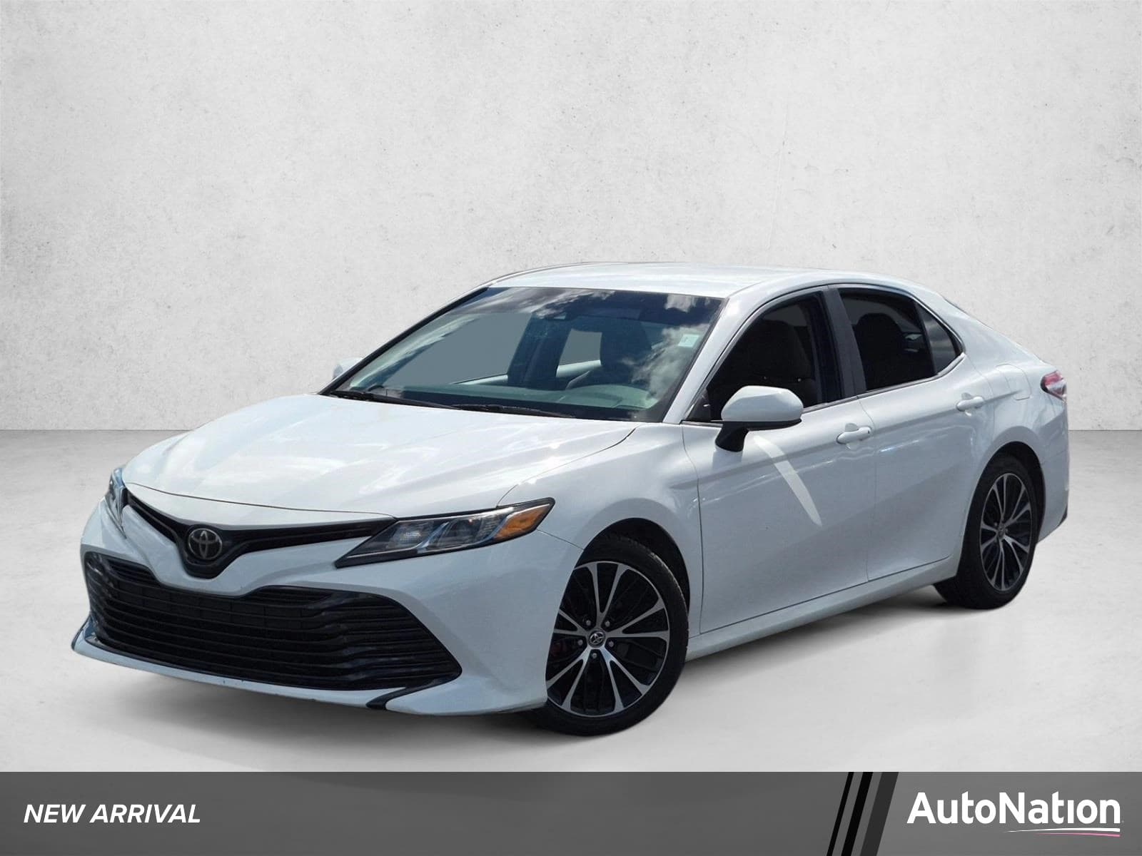 2018 Toyota Camry L — photo 1 of 15