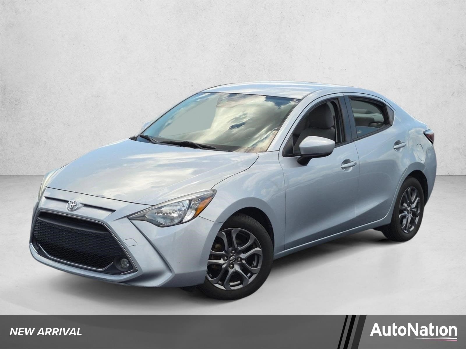 2019 Toyota Yaris LE — photo 1 of 15