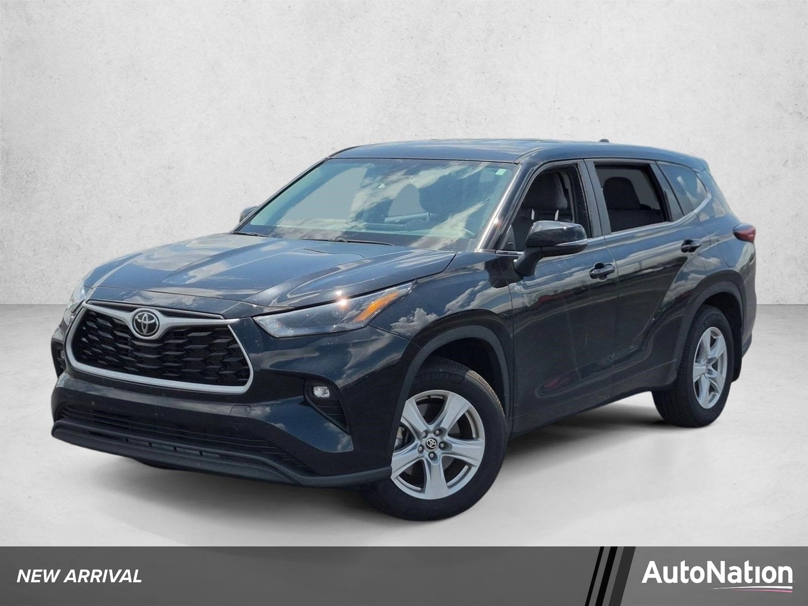 2025 Toyota Highlander LE — photo 1 of 15