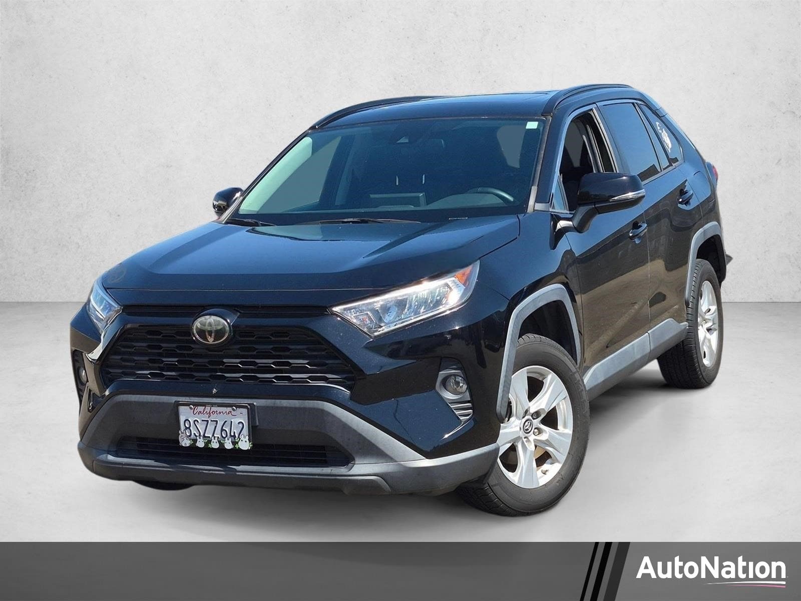 2019 Toyota RAV4 XLE — photo 1 of 20