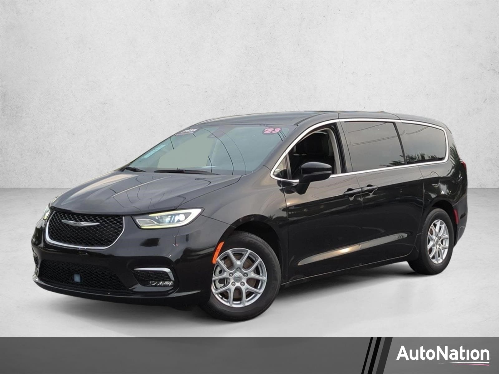 2023 Chrysler Pacifica Touring L — photo 1 of 24