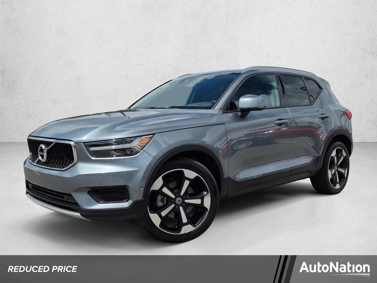 2019 Volvo XC40 Momentum — photo 1 of 26