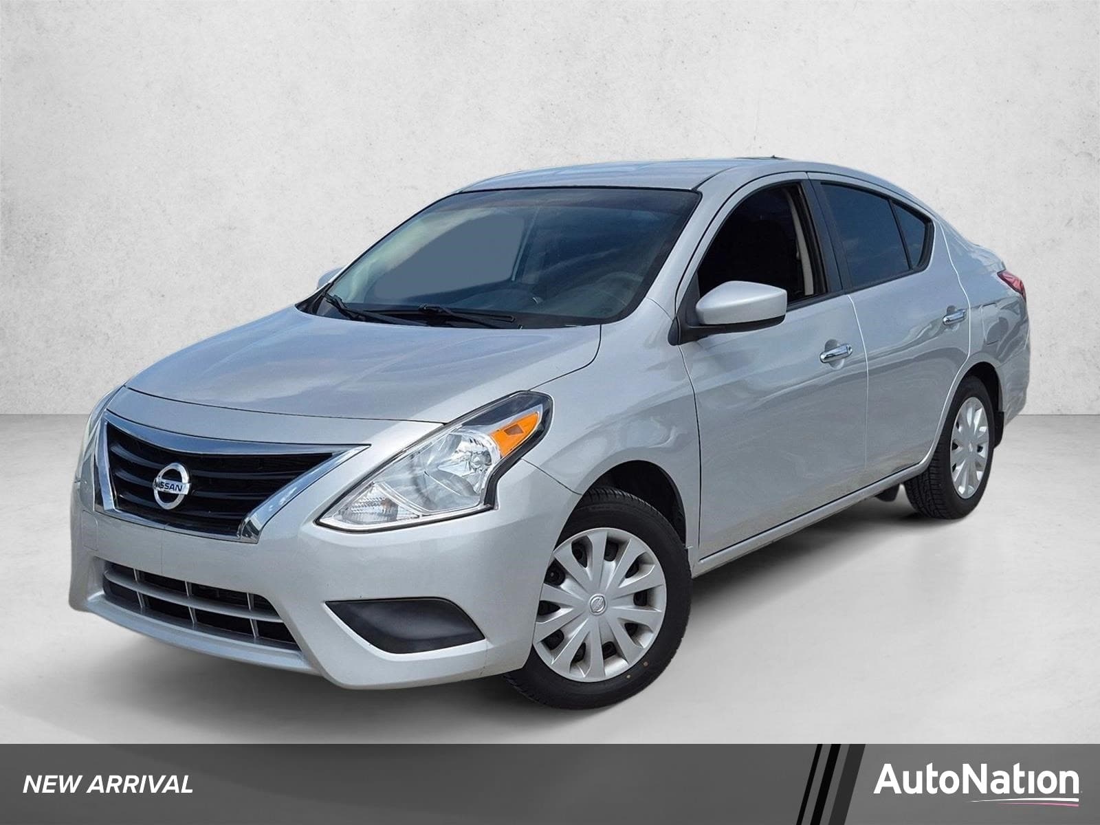 2015 Nissan Versa SV — photo 1 of 17