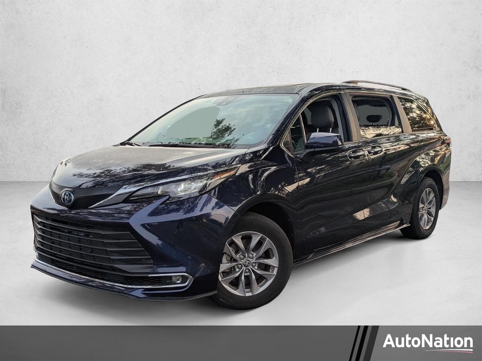 2024 Toyota Sienna XLE — photo 1 of 15