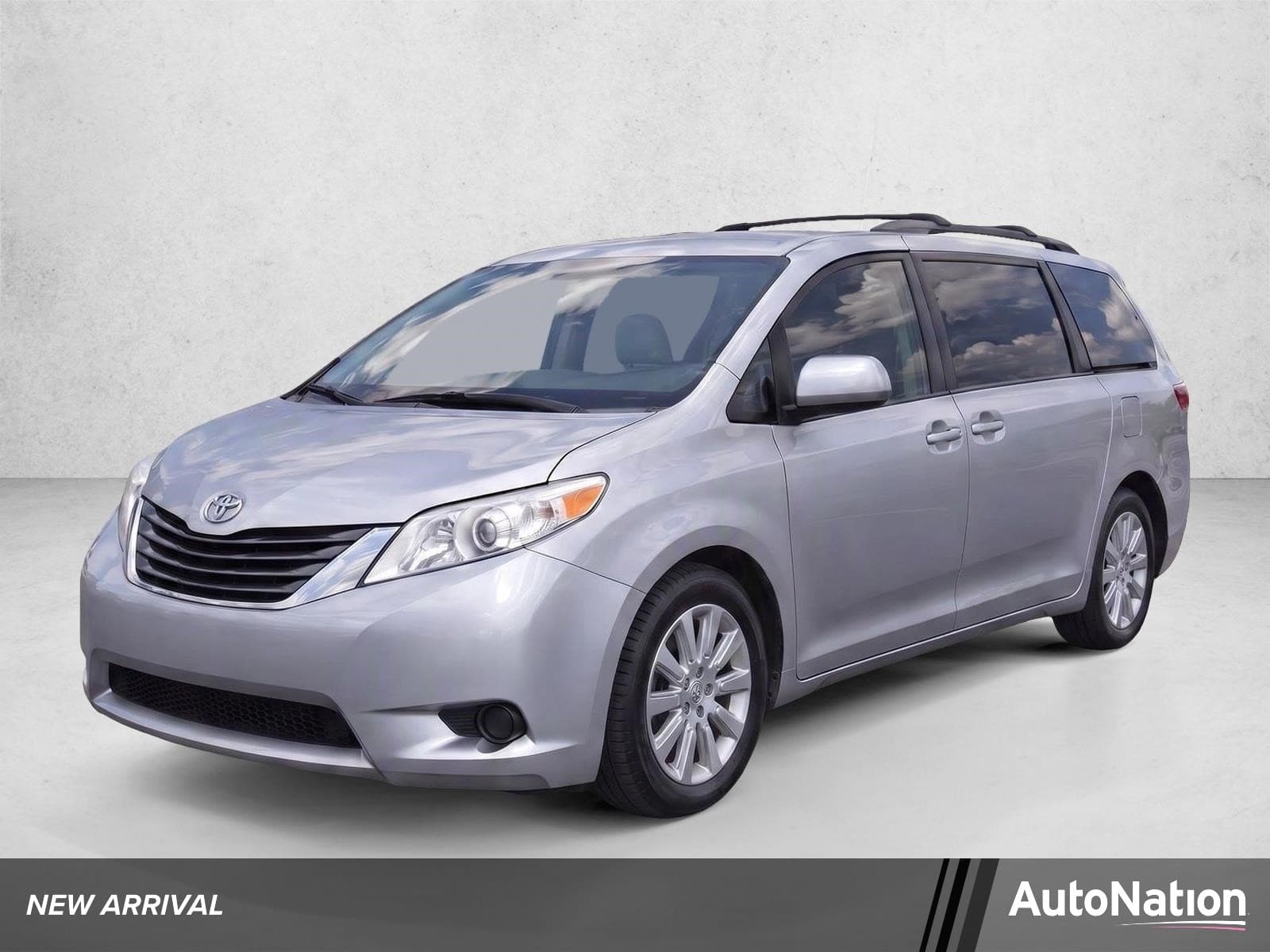 2013 Toyota Sienna LE — photo 1 of 25