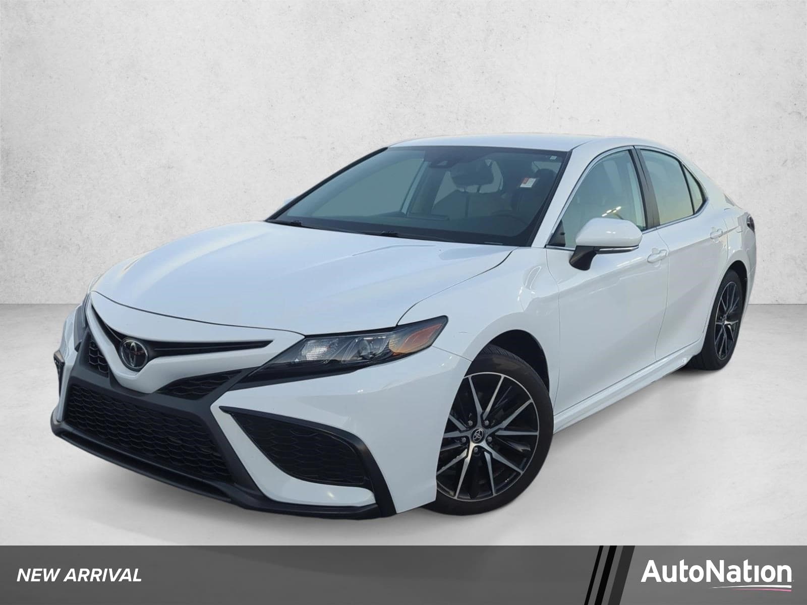 2024 Toyota Camry SE — photo 1 of 25